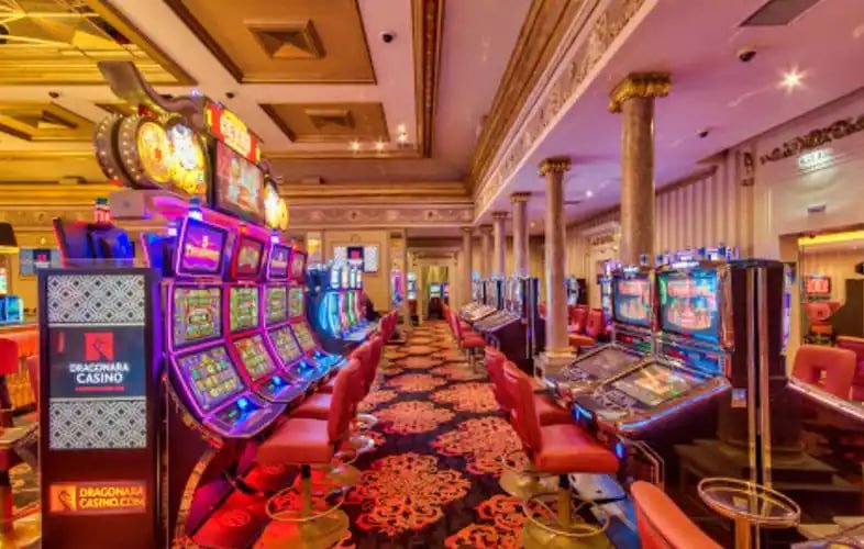 Người chơi Việt Nam trải nghiệm game slot online trên điện thoại qua nền tảng sv366
